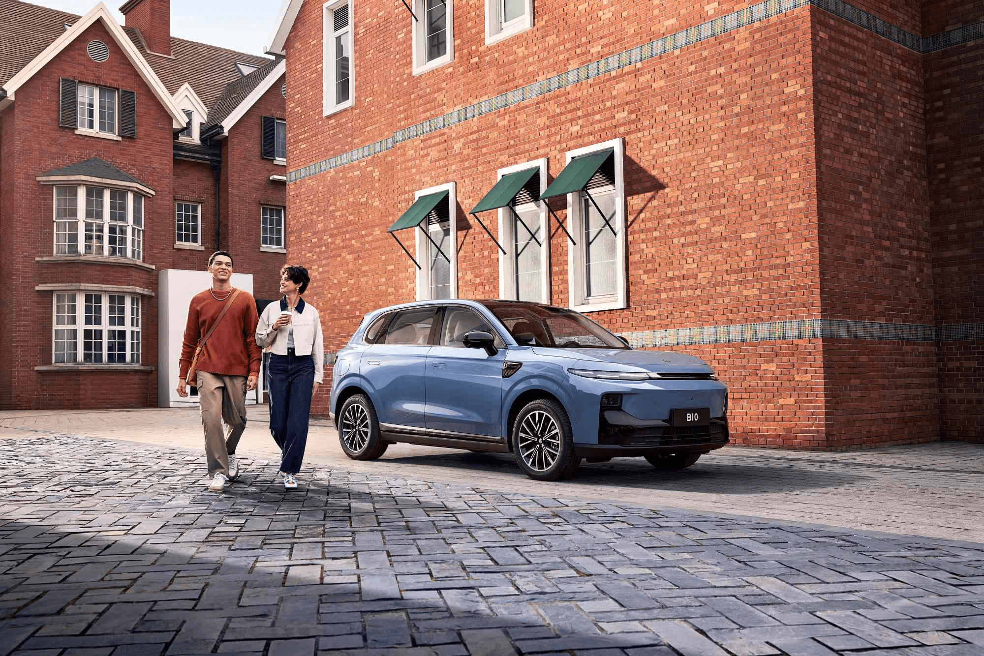 Leapmotor B10 estacionado en un entorno urbano con dos personas caminando