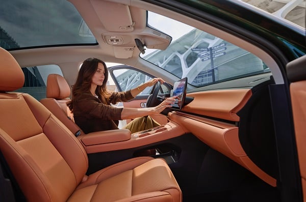 Interior de un vehículo Leapmotor con pantalla central y techo panorámico